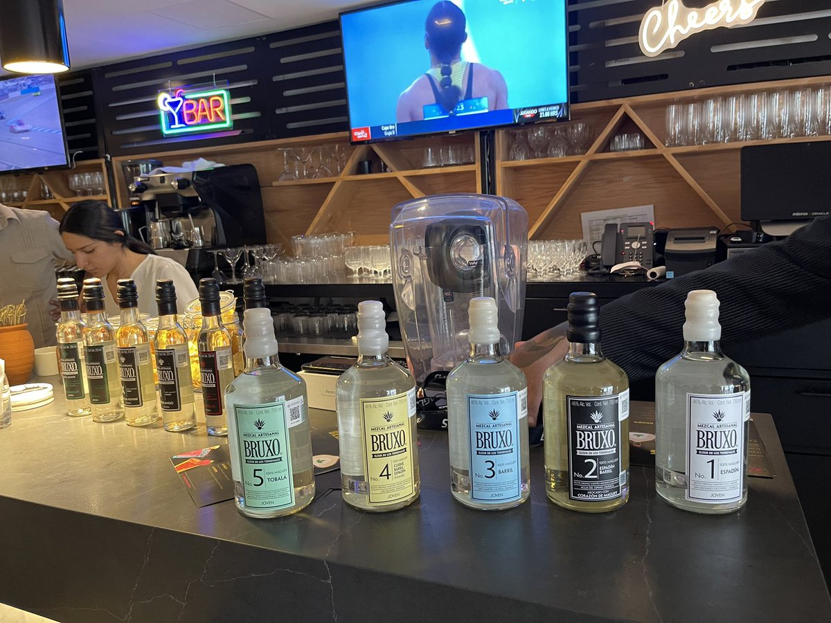 EmBruxando la apertura del Bulldog &amp; Sport bar