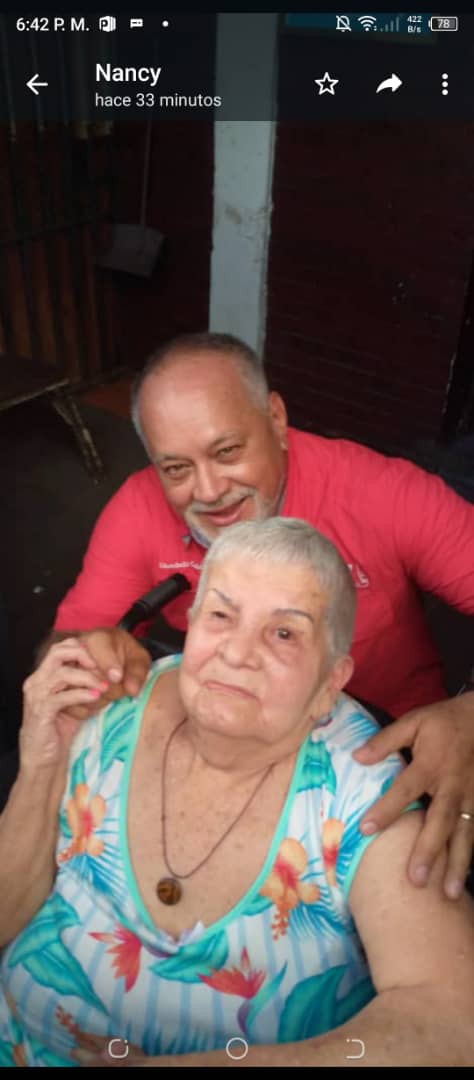 Mi abuela cumplió el gran sueño de muchos revolucionarios: tomarse una foto con el cap. <a href="/dcabellor/">Diosdado Cabello R</a> Hoy no duerme. Ya la envió a todos los contactos, familiares, amigos. Visitó la casa donde nací y me crié en la calle Real de El Observatorio. Así está el CHAVISMO: BARRIO ADENTRO