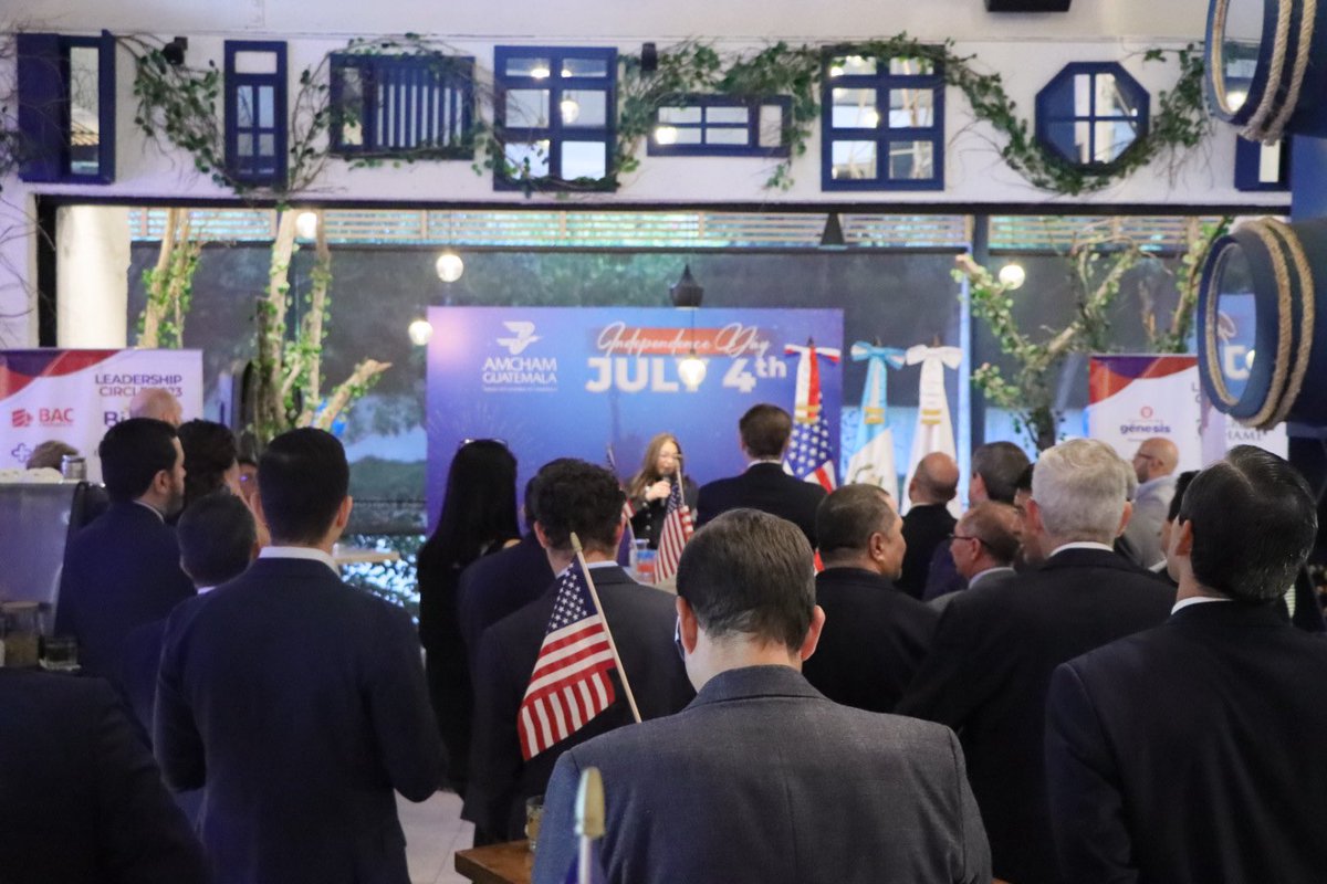 AmChamGT's tweet photo. 🇺🇸🎆 #AmChamGTCoctel | Como parte de las actividades para conmemorar la independencia de #EEUU, hoy celebramos con miembros de la Junta Directiva de #AmChamGT, nuestro #LeadershipCircleGT y el excelentísimo #EmbPopp, así como representantes de la @udembassyguate, de las Cámaras Binacionales y de nuestros Comités.
@WaleskaSterkel @mariastellarom1