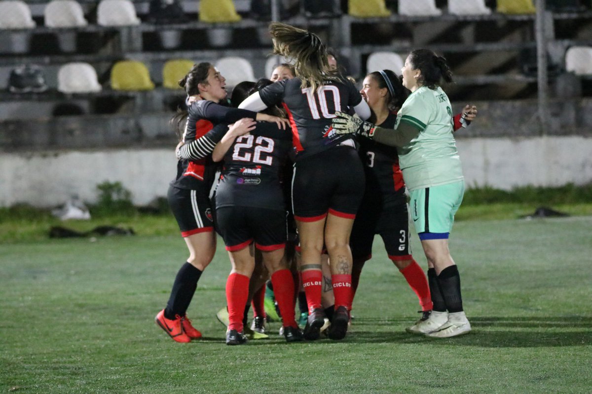 FPTFem's tweet photo. ABRAZADAS A ESTA ILUSIÓN 🙌🏼 

¡VAMOO LA BANDAAA! ❤️🖤🤩 

@ligadetuiteros https://t.co/9fm9BzKZ8f