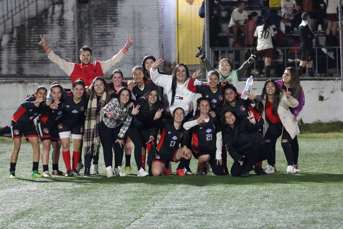 FPTFem's tweet photo. ABRAZADAS A ESTA ILUSIÓN 🙌🏼 

¡VAMOO LA BANDAAA! ❤️🖤🤩 

@ligadetuiteros https://t.co/9fm9BzKZ8f