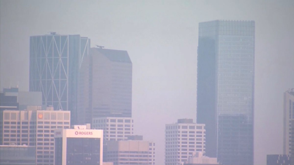 Watch: Wildfire smoke has returned to Calgary and it's hovering just below the level that's considered dangerous for healthy people. <a href="/CTVBMacfarlane/">Bill Macfarlane</a> has more. #yyc calgary.ctvnews.ca/video?clipId=2…