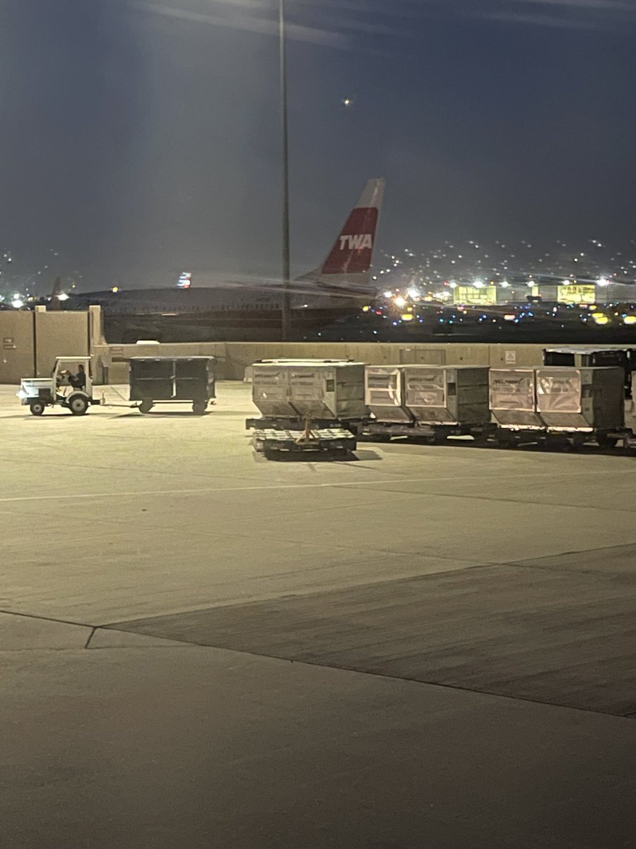 huskermaestro's tweet photo. TWA lives!! Antique airline sighting at @DFWAirport https://t.co/bItFawzeFU