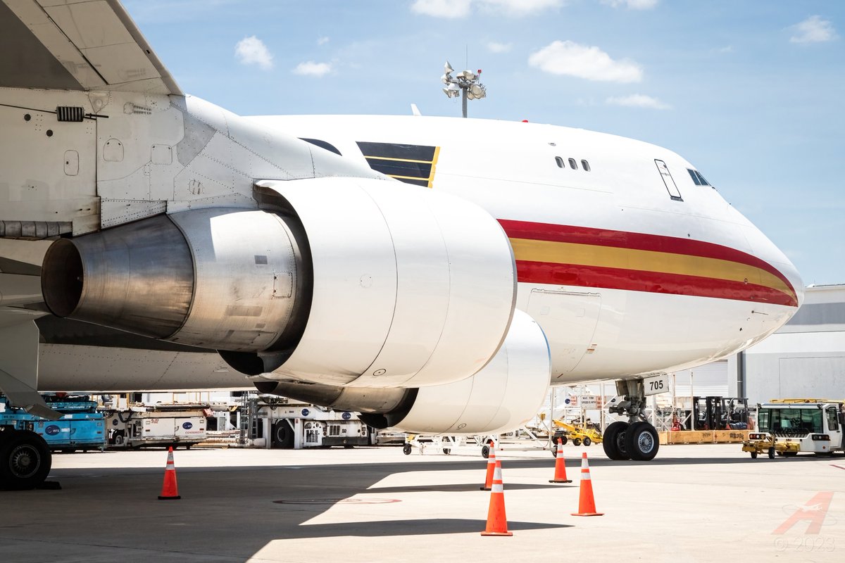 Astro95Media's tweet photo. 744 vs 748 ... which do you prefer and why??

#AvGeek https://t.co/bJihAg0HcC