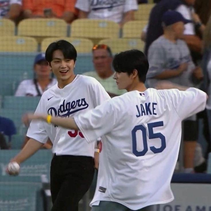 2JJKIFEED's tweet photo. my dodger boys #JAY  #JAKE https://t.co/kOjfWkyZQ6