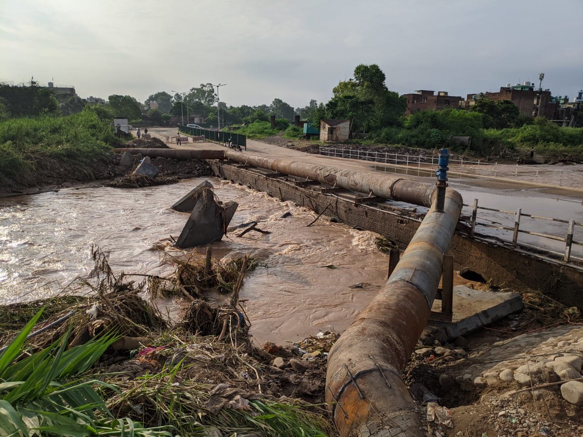 MCChandigarh's tweet photo. Pipeline of Manimajra has been laid and undergoing testing
Water Supply shall resume shortly
#ChandigarhRains
#HelpMccMakeChdEvenMoreBeautiful https://t.co/DyzUZygxln