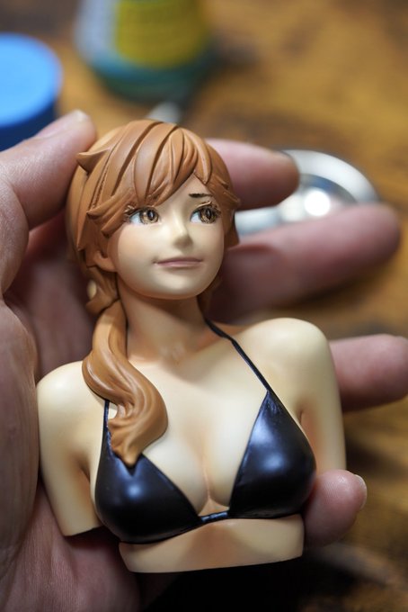 元々胸像だったので胸から下はおまけと思っていただきたい。 