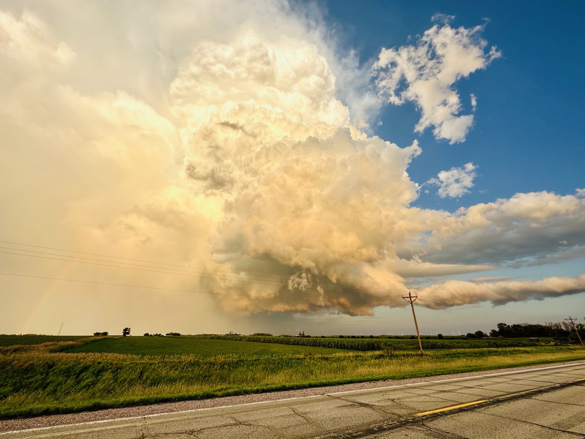 Colorful storm at sunset near Melvin, Iowa earlier this evening. This was my view looking E from Highway 59 at 8:41 pm CT. #IAwx <a href="/NWSSiouxFalls/">NWS Sioux Falls</a>