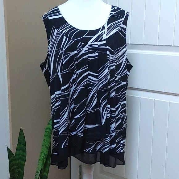_thriftincloud's tweet photo. So good I had to share! Check out all the items I'm loving on @Poshmarkapp from @MonMasaMon #poshmark #fashion #style #shopmycloset #dressbarn: https://t.co/mmDCC3iKq9 https://t.co/Akyzh8Mnfr
