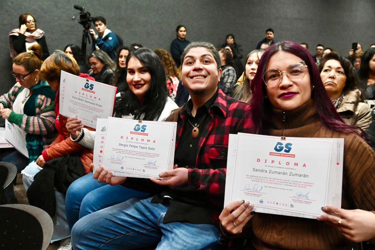 Orrego's tweet photo. De chico oí: “Si una persona está con hambre y le das un pez, le habrás ayudado por un día. Si le enseñas a pescar, le habrás ayudado para toda la vida”. Con mucha alegría entregamos diplomas a 73 alumnos que se formaron laboralmente con fondos GORE para #INFOCAP. ¡Felicidades!👏🏻 https://t.co/s7DQaOFvuj