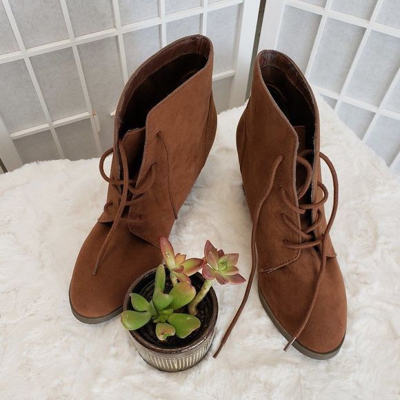 Monacoach1's tweet photo. So good I had to share! Check out all the items I'm loving on @Poshmarkapp #poshmark #fashion #style #shopmycloset #holdinghorses #maddengirl: https://t.co/BsxHkJxGOk https://t.co/dJQVGKOdTG