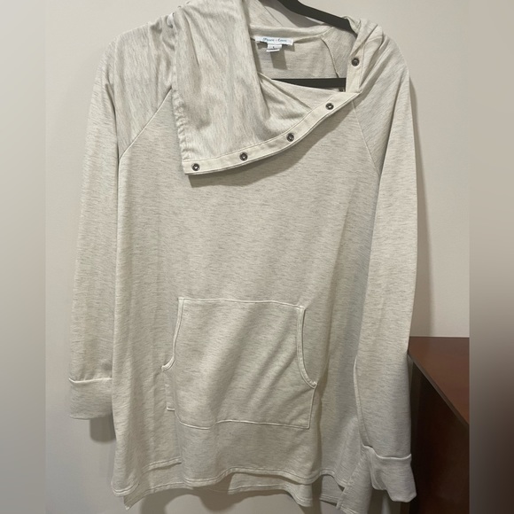 77suzyc's tweet photo. So good I had to share! Check out all the items I'm loving on @Poshmarkapp from @brownsfan524 #poshmark #fashion #style #shopmycloset #gracelace #madewell #michaelkors: https://t.co/XO5VCffuWi https://t.co/2jIsIGdAJN