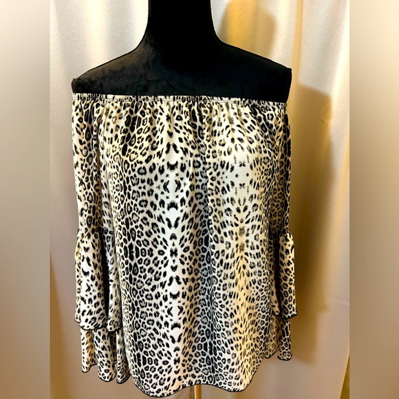 linashoppe's tweet photo. So good I had to share! Check out all the items I'm loving on @Poshmarkapp #poshmark #fashion #style #shopmycloset #missavenue #venus #adora: https://t.co/parDgweoHH https://t.co/z0qbz9LDpf