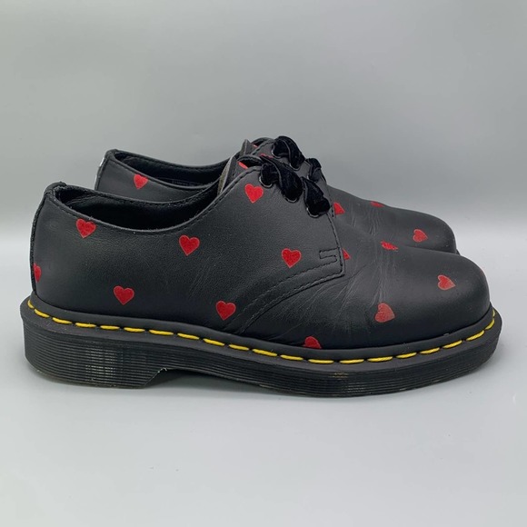 lorimikey's tweet photo. So good I had to share! Check out all the items I'm loving on @Poshmarkapp #poshmark #fashion #style #shopmycloset #drmartens #laurageller: https://t.co/9s9D3DT6XJ https://t.co/61EeGwxeKK