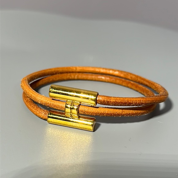 FibroFit's tweet image. So good I had to share! Check out all the items I'm loving on @Poshmarkapp #poshmark #fashion #style #shopmycloset #hermes: posh.mk/MNFCWIYQpBb