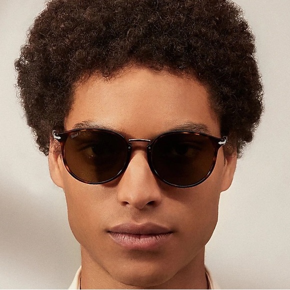 J09544994's tweet photo. So good I had to share! Check out all the items I'm loving on @Poshmarkapp from @rose_borealis #poshmark #fashion #style #shopmycloset #marcfisher #persol #talbots: https://t.co/zCRmiT1K32 https://t.co/VBsKAFVVLQ
