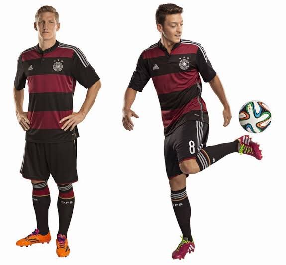 Vc sabia? 🇩🇪
A segunda camisa da Seleção Alemã na Copa de 2014 foi inspirada na camisa do Flamengo.

"Com as listras rubro-negras horizontais, é uma clara referência ao popular clube Flamengo, do Rio de Janeiro, para trazer sorte na Copa do Mundo de 2014. No espírito do Brasil,