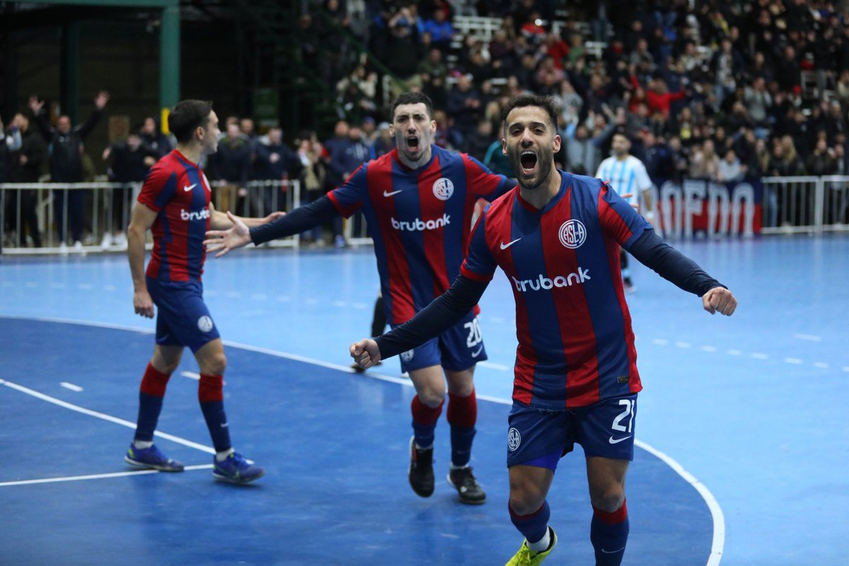 CASLAFutsal's tweet photo. ST 16’ ⚽ #SanLorenzo 9-2  Racing

#VamosCiclón 🔵💪🔴 https://t.co/D0mGrSEp9f