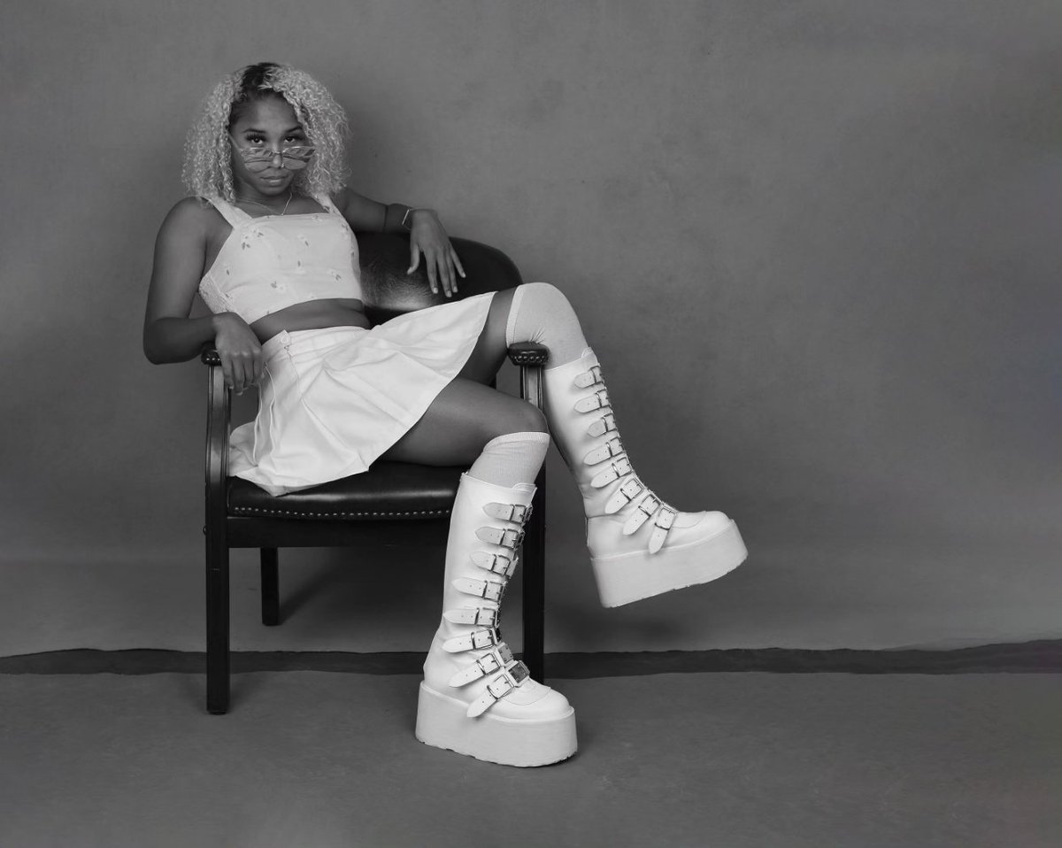 BoganStacy's tweet photo. Rylie in the studio today for my black and white series! Like everything else she killed it! https://t.co/3Vr9vWo1gK