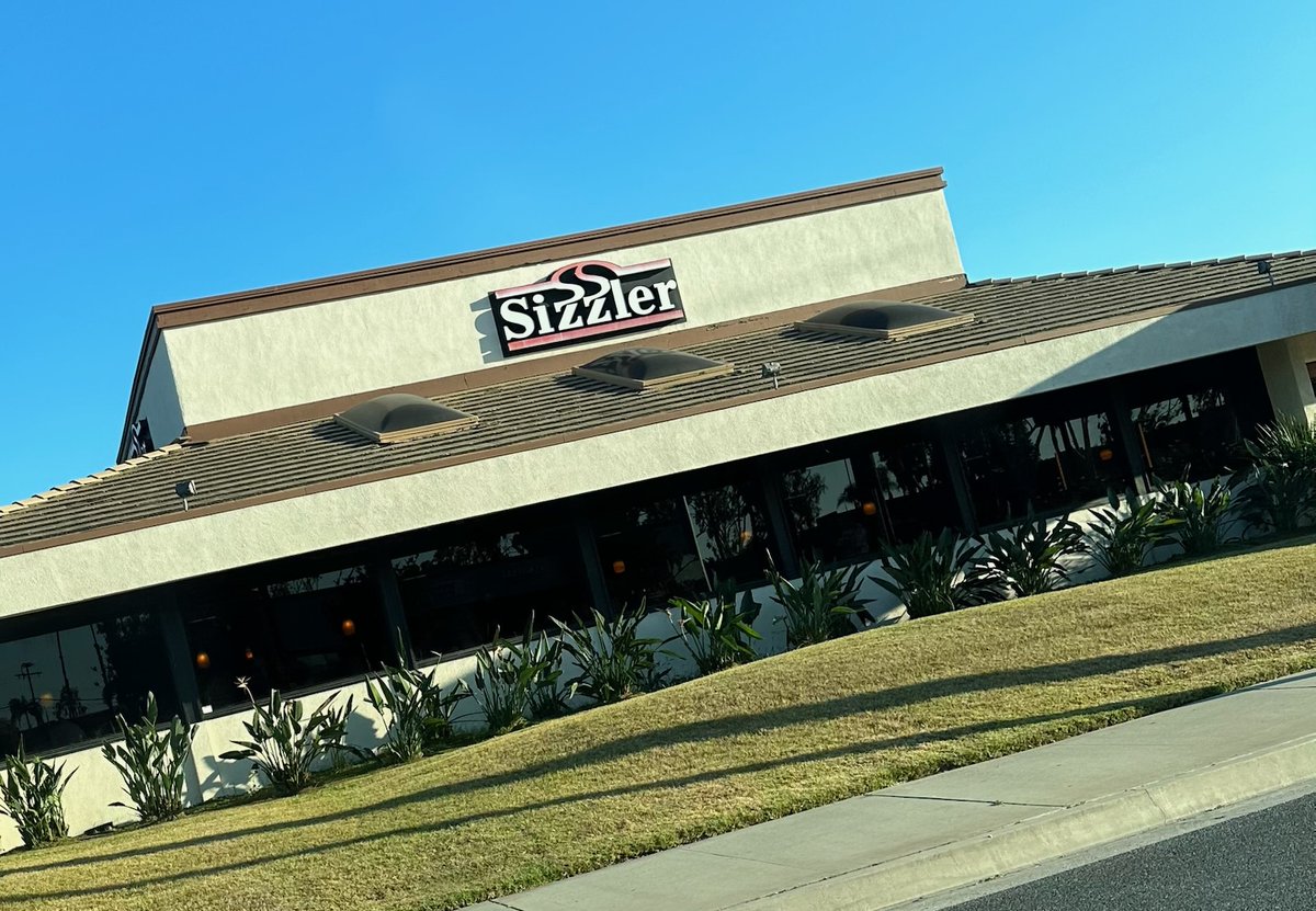 tank4daCubz's tweet photo. Going back in time out here on the way back from #HuntingtonBeach...finding spots that don't even exist anymore (and yes, they were both open) ๐คฃ
#winchellsdonuts & #sizzler https://t.co/Gr2Y8xQRux