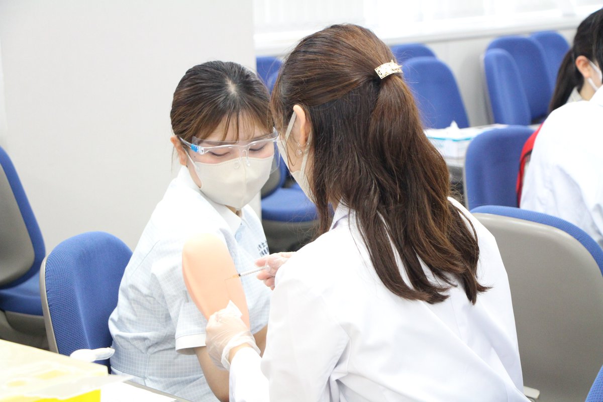 OsakaMetUniv's tweet photo. 7月12日（水）、大阪市立大学 医学部医学科、医学部看護学科、大阪府立大学 地域保健学域 総合リハビリテーション学類の3年生を対象に3学科合同実習を実施💉将来のチーム医療を見据え、複数の学科が同じ内容の実習を行いながら交流を図る独自のプログラムです✨
詳細はコチラ👉https://t.co/IyATft6CtE https://t.co/L4OWVi4wuF
