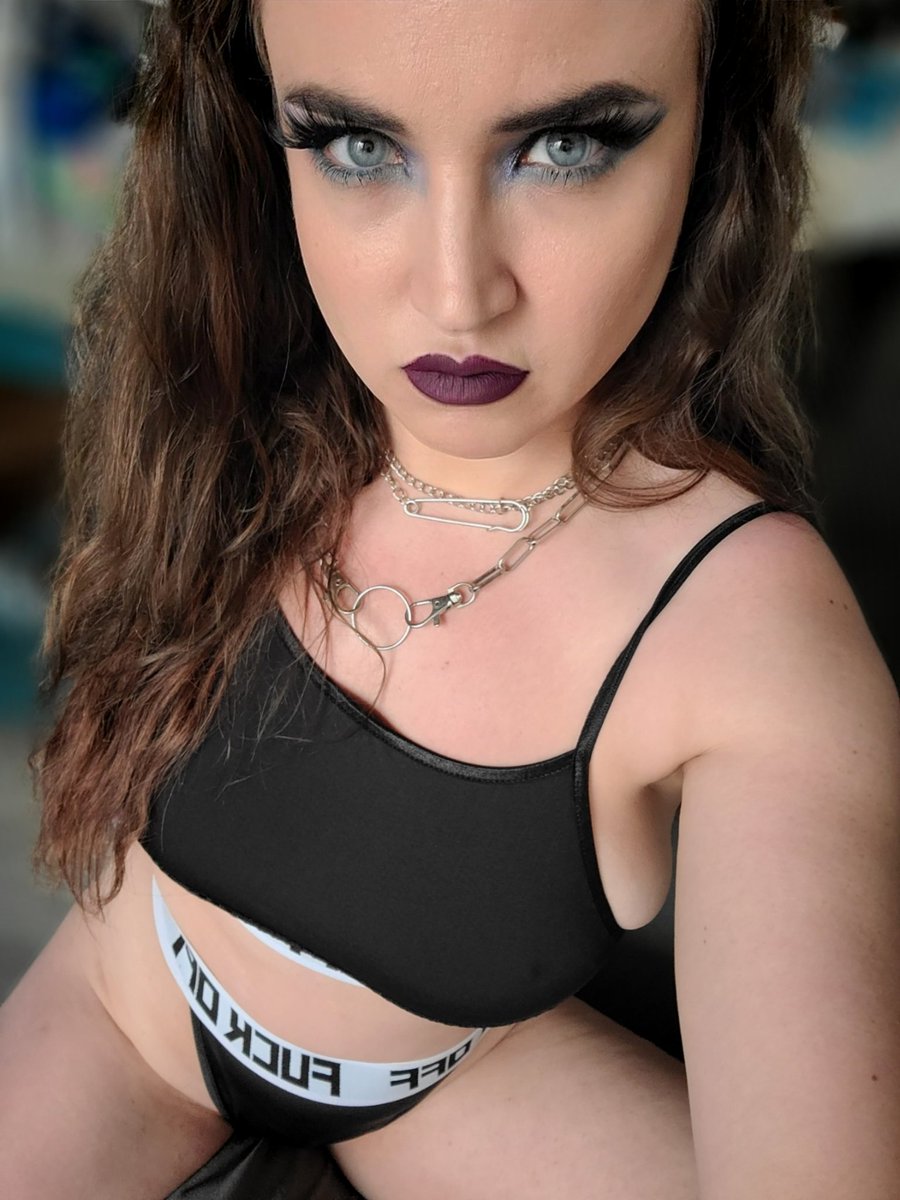 charlieddeell's tweet photo. WHAT DO YOU MEAN I DON'T GET EGG PLANT FOR DINNER?!? 🍆🍆🍆 * hmpf *😤 https://t.co/pdWk7Ic8k8