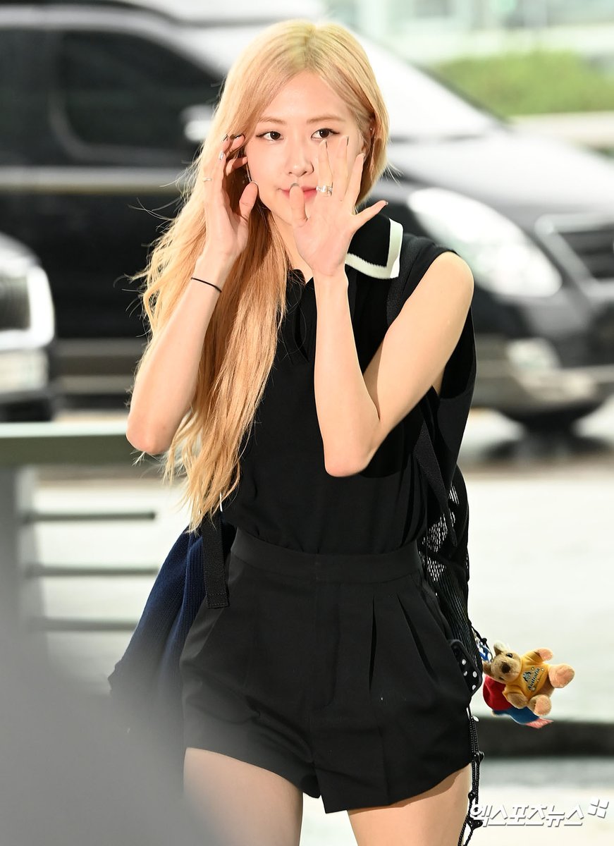 Rolisa_3's tweet photo. #ROSÉ🖤🌹🐿
#BLACKPINK @BLACKPINK https://t.co/AyEkrhNTaq
