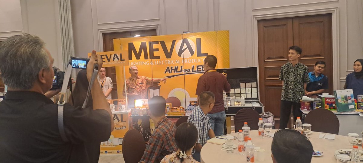 IndonesiaMeval's tweet image. Beberapa peserta yang sedang menghampiri booth Meval dalam acara Architect Meet and Talk (13 Juli 2023) dengan tema Smart Living Design di Mata Pengembang dan Arsitek.

#mitrameval 
#ahlinyaLED