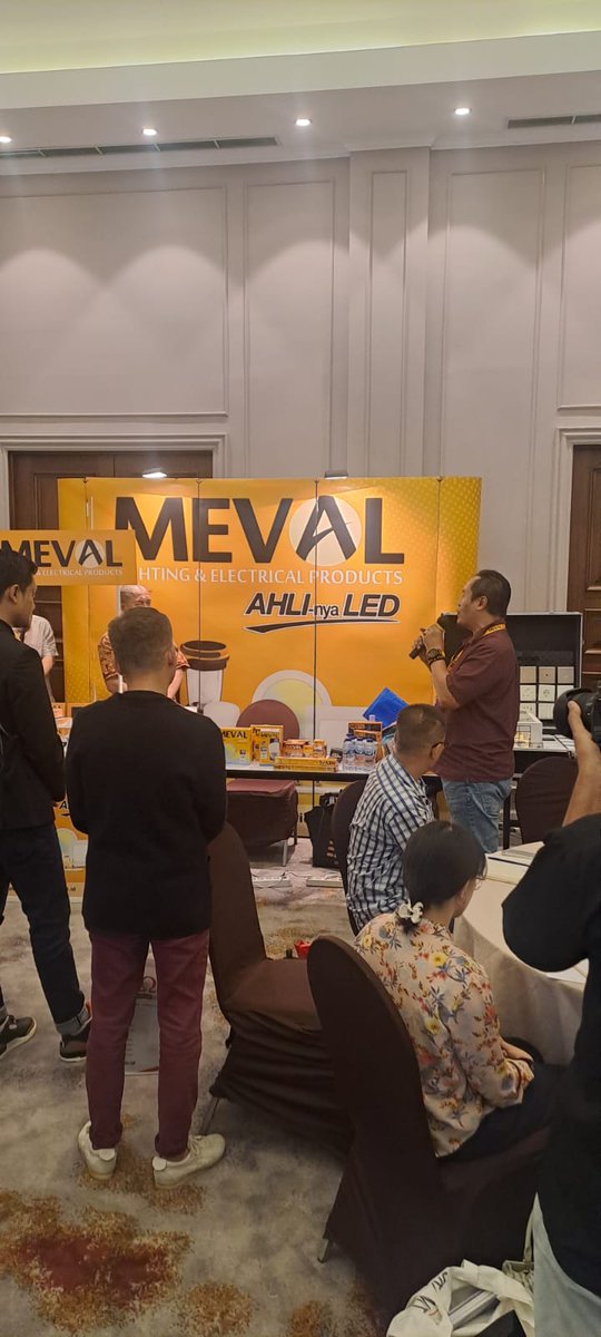 IndonesiaMeval's tweet image. Beberapa peserta yang sedang menghampiri booth Meval dalam acara Architect Meet and Talk (13 Juli 2023) dengan tema Smart Living Design di Mata Pengembang dan Arsitek.

#mitrameval 
#ahlinyaLED