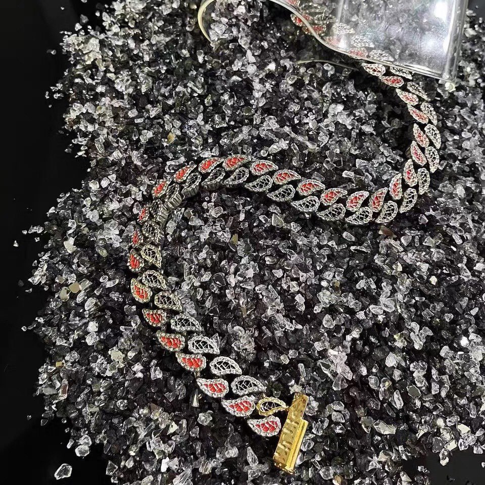 EvoLuminix's tweet photo. EvoLuminix
🖤
The perfect blend of jewelry and art brings you unparalleled charm.

#evoluminix #necklace #jewelry #unnisexfashion #unnisexstyle #design #fluffy #beauty https://t.co/ImhDPnNzTh
