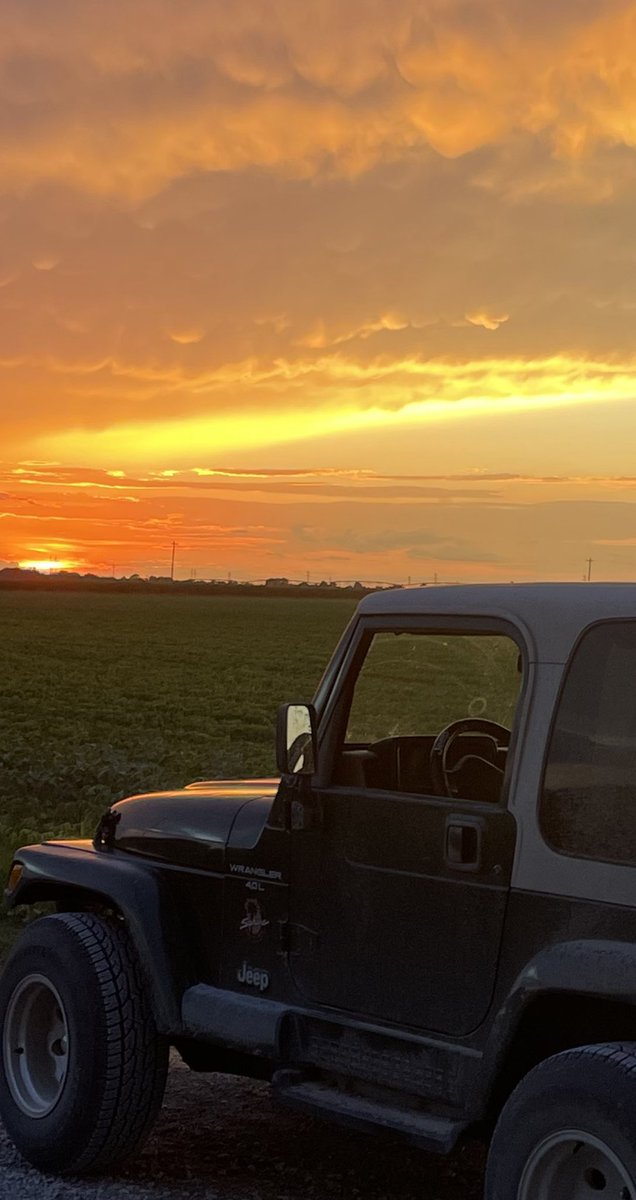 stanfieldbilly's tweet photo. #sunsets #missourisunset #missouribootheel #jeep #jeepwrangler https://t.co/Ct4qJ17Y19