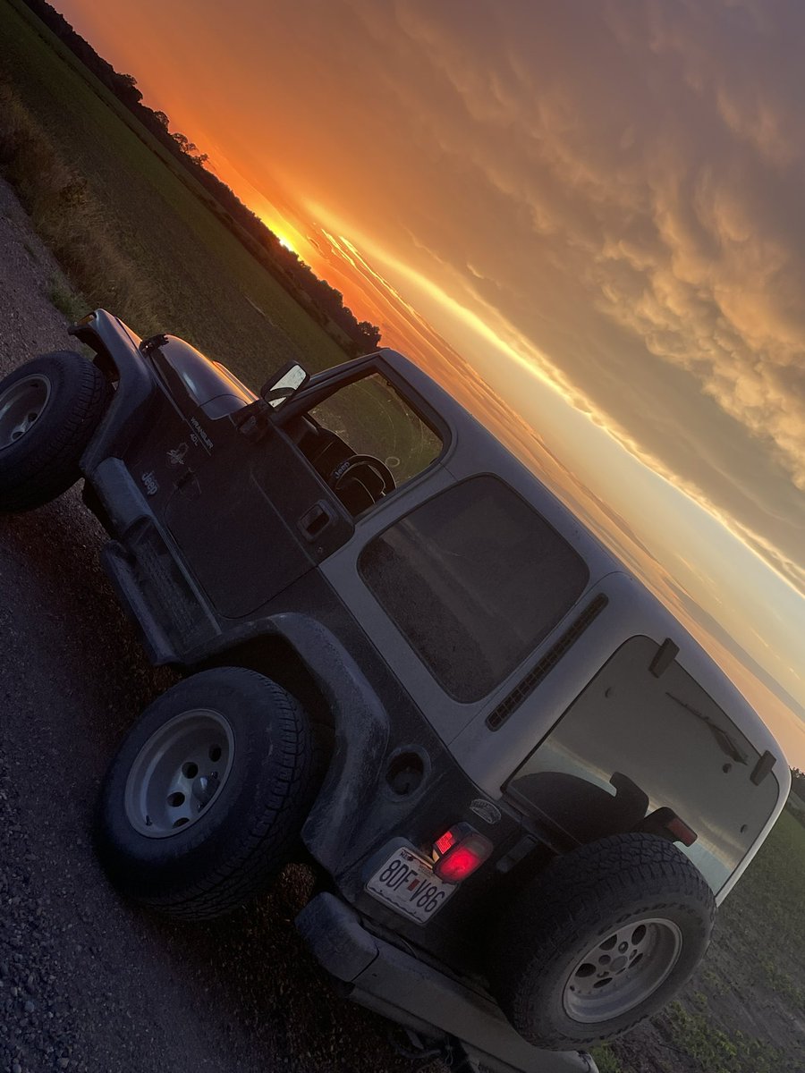 stanfieldbilly's tweet photo. #sunsets #missourisunset #missouribootheel #jeep #jeepwrangler https://t.co/Ct4qJ17Y19