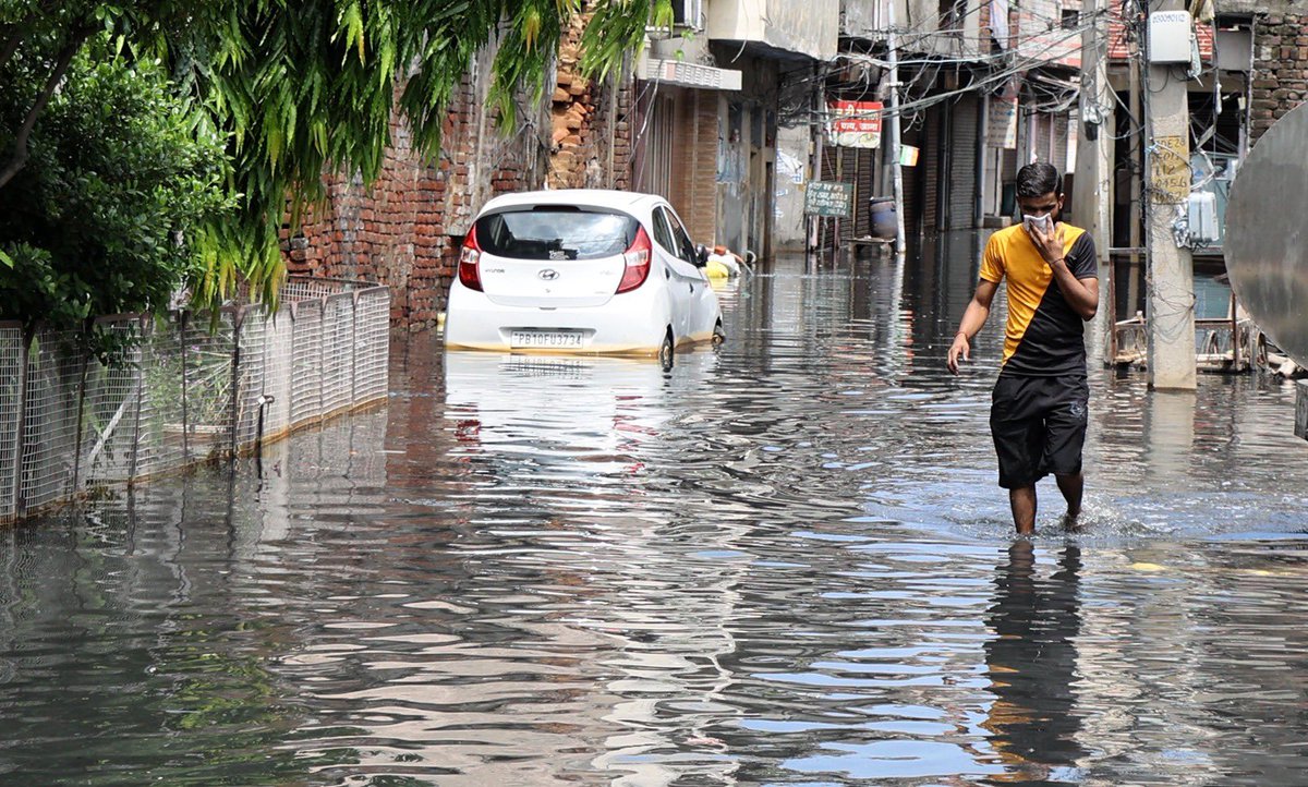 iepunjab's tweet photo. In #Ludhiana, it is saza-e-kala paani for residents of Dharampura &amp; Dhoka Mohalla. Black, smelly water laden with industrial &amp; domestic waste has flooded streets and homes. “How should we even explain what we are going through?”, they say  | Photos: @GurmeetExpress https://t.co/5w0hhcMIDg