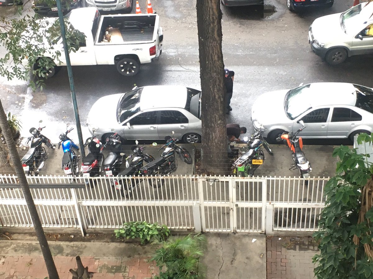 iveant's tweet photo. @UrbanoCcs @gestionperfecta @AlcaldiaDCcs Para cuando ppal del paraíso, ya lo he denunciado varías veces pero nadie se acerca, se paran obstruyendo salidas de estacionamiento y entrada de edf, además de hacer mecánica todo en la acera https://t.co/BzoIUSe11y