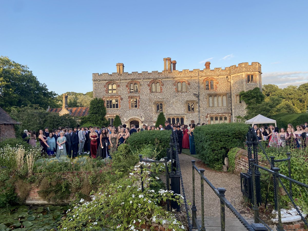 An amazing night at Aylsham High School Prom. An amazing way to say a final goodbye. #proudtobeAHS#
#AHSProm
