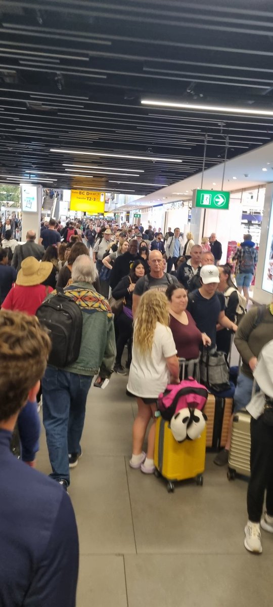 Robswitters's tweet photo. What's happening at @Schiphol today?  @Marechaussee Total chaos. I have never seen it so bad. 2.5 hours queue for immigration https://t.co/KP3RsRvIFI