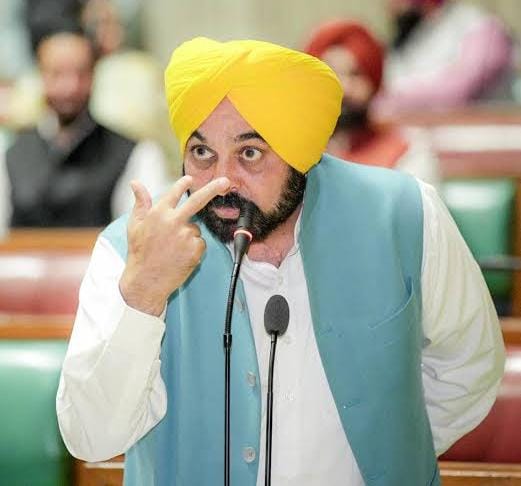 AAPPunjab's tweet photo. CM @BhagwantMann's ATTACK against those who provided safe haven to gangsters

➡️Punjab WON'T pay a single penny for Ansari's jail term &amp; case in SC

➡️This ₹55L will be recovered @capt_amarinder &amp; @Sukhjinder_INC 

If they refuse, their pension &amp; Govt benefits will be cancelled https://t.co/p3QIxMyZRA