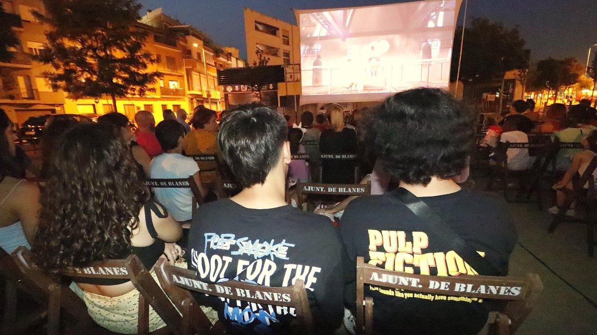 Blanes_cat's tweet photo. Notícia: @Blanes_cat estrena 5è cicle de #CinemalsBarris, amb #Canta2 a #MasBorinot La programació continua dimarts a les 22 h a la Plaça de davant el local social de #MasMoixa amb el mític #CinemaParadiso
https://t.co/8UIz11fxLA
#estiu
#cultura
#participació
#blanesarrandemar https://t.co/MZ2MPIXub3