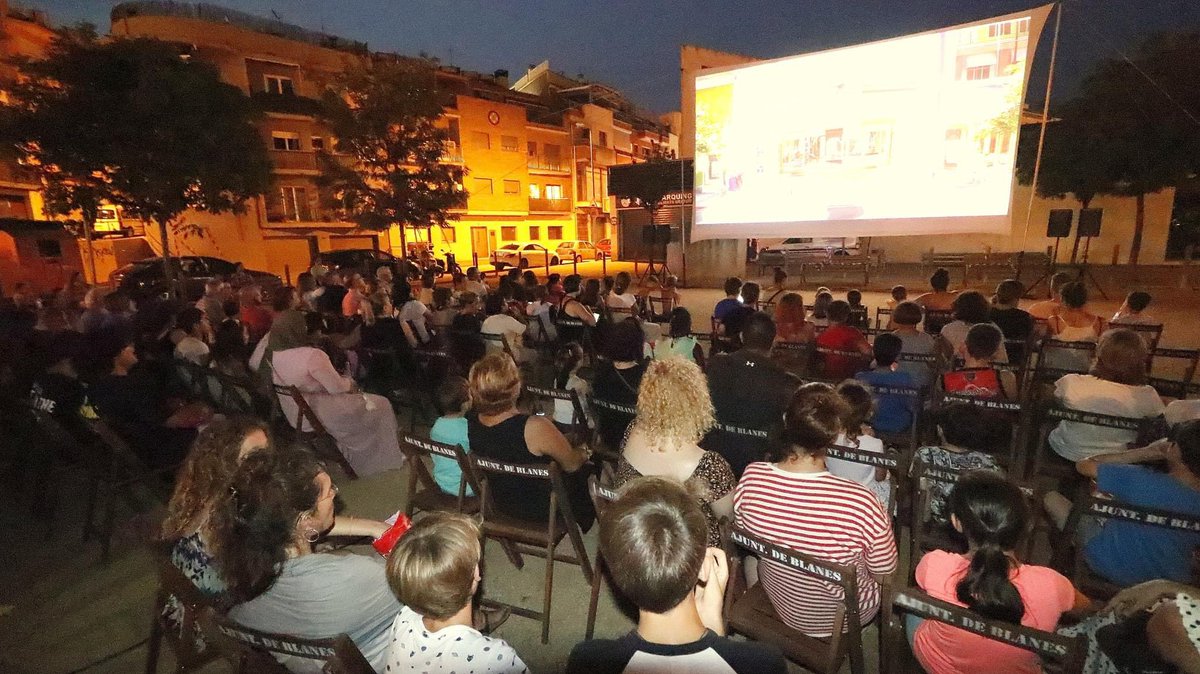 Blanes_cat's tweet photo. Notícia: @Blanes_cat estrena 5è cicle de #CinemalsBarris, amb #Canta2 a #MasBorinot La programació continua dimarts a les 22 h a la Plaça de davant el local social de #MasMoixa amb el mític #CinemaParadiso
https://t.co/8UIz11fxLA
#estiu
#cultura
#participació
#blanesarrandemar https://t.co/MZ2MPIXub3