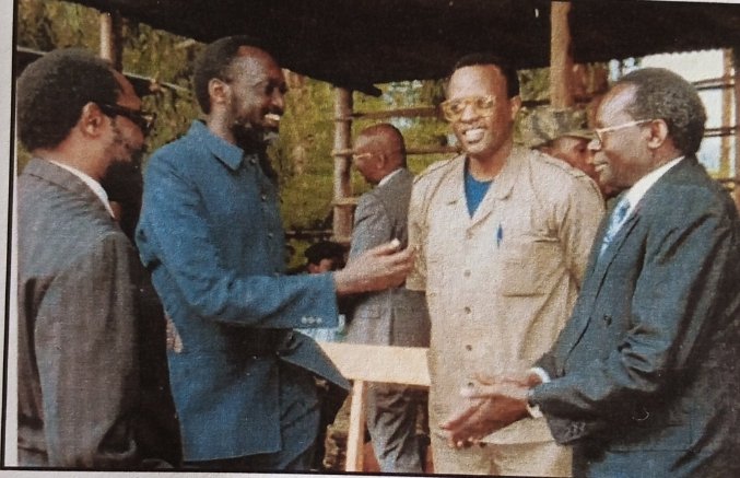 #RekandateUbutwali bwa 
<a href="/rpfinkotanyi/">FPR-Inkotanyi</a>  Tugaruka ku mafoto yabari k'uruhembe rwa Dipolomasi na Politiki k'urugamba rwo kwibohora (from left) Pasteur Bizimungu, Tito Rutaremara na Emile Rwamasirabo ba RPF baganira na Nyakwigendera Felician Gatabazi wa PSD ku Mulindi w'Intwari 1993