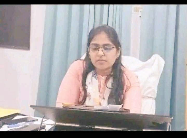 इस लड़की ने उन सभी लड़कियों के लिए कामयाबी के दरवाजे बंद कर दिये हैं जो शादी के बाद ससुराल में पढ़ लिखकर अपना कैरियर बनाना चाहती हैं ।😔

लाखों लड़कियों का भविष्य चौपट कर दिया इसने। Right or not