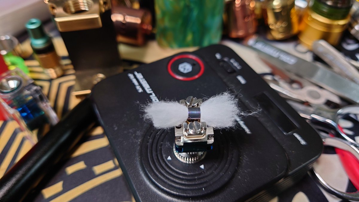 CebrjowHwScHCkj's tweet image. #SuicideMods #etherrba ビルドしてみた。😋👍Ni80 3.0ミリ 10巻です。コットンは一回め梳いたらジュルった😅💦→梳かずに突っ込む。👍✨吸ったリキッドは、The Frech Bakery の Butter Tobacco 🤤💦匂いからしてもう旨そう。吸った感想は、旨い。😋👍✨欲いえば、巻数減らしても良かったかも。↓