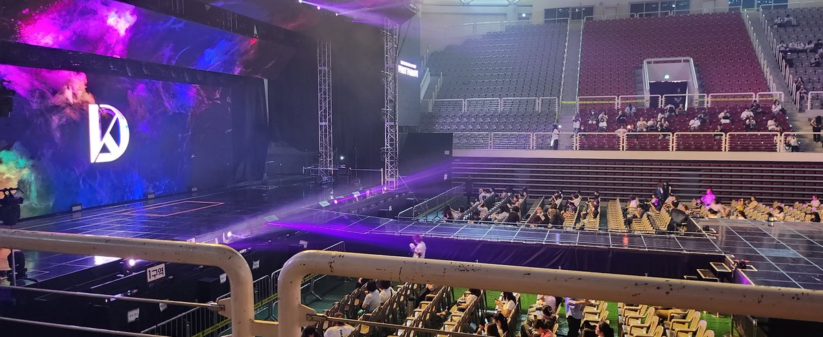 2층 시야 대박이군..
줌 안땡겼는데 이정도ㅋㅋㅋ
어제 후기에 2층도 아이컨택
한다는게 진짜군ㅋㅋ