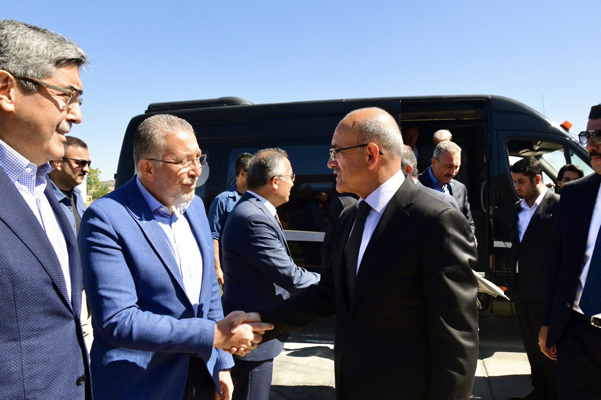 AKPartiG_Antep's tweet photo. Bir dizi temaslarda bulunmak üzere Gazi Şehrimize teşrif eden @HMBakanligi Bakanımız Sn @memetsimsek’i, İl Başkanımız Sn @ErtugrulTEYMUR ve il yönetim kurulu üyelerimiz; Gaziantep havalimanında karşıladı.

Gazi Şehrimize hoş geldiniz, sefalar getirdiniz... https://t.co/ejW8dHcsTp