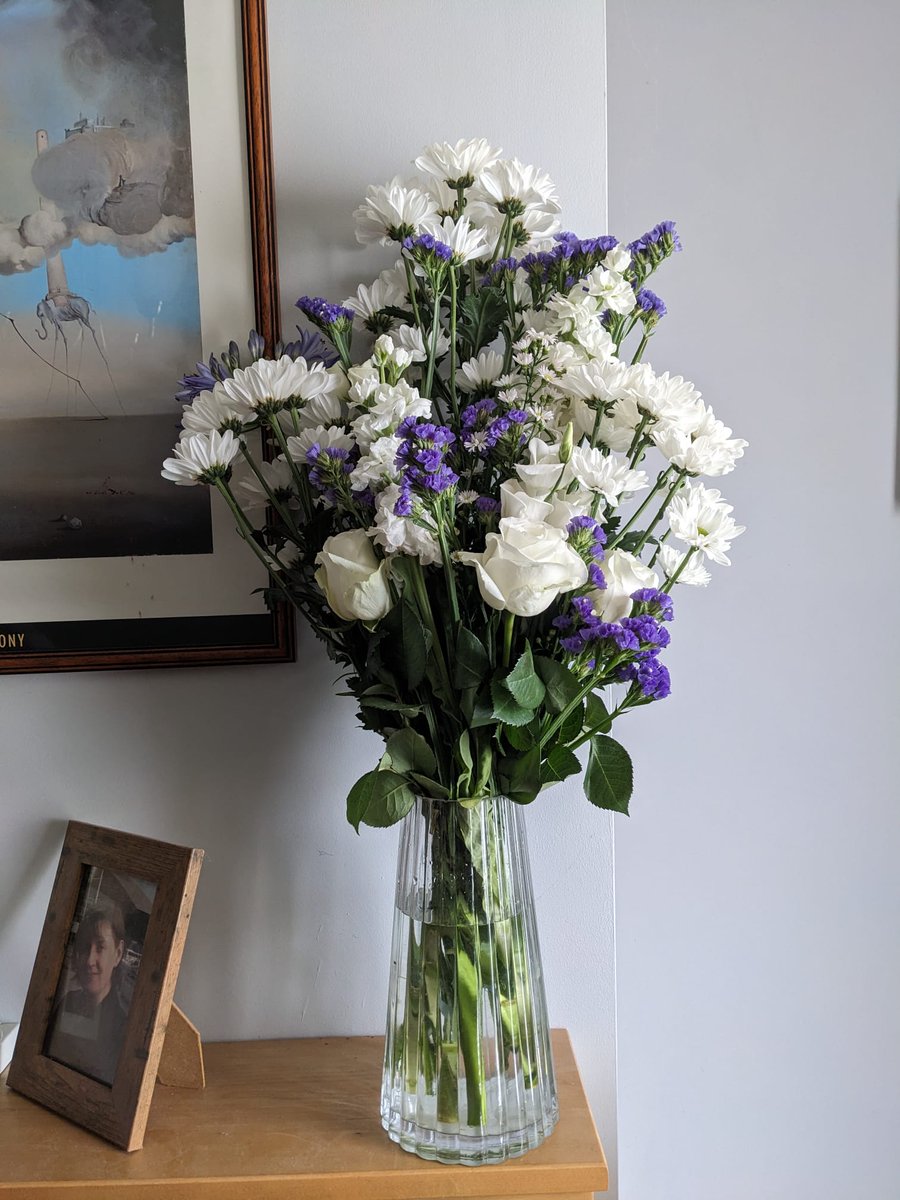 Spabes's tweet photo. Avoid @efloristflowers, what I ordered Vs what I got? 🤷🏻‍♀️ No refund offered, nothing like what I paid for. https://t.co/9CHDH1VBMD
