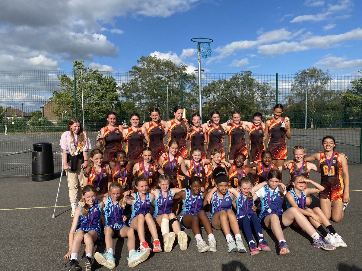 MK Netters & MK Dons enjoyed a sunny day at the CrossKeys tournament in Essex. Well don’t to all the teams who took part. Shout out to u15’s winning U16’s. U13&U12 runners up 💙💙 @MKDonsSET @NBucks_Netball ❤️🖤💛🧡