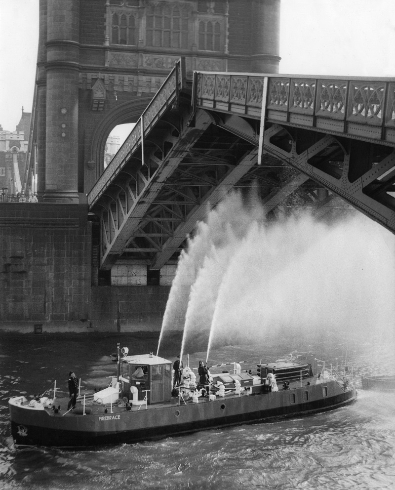 LondonFire's tweet photo. We've certainly had some hot weather over the last month. During the summer heatwave #OnThisDay in 1968, the heat caused @TowerBridge to jam open, closing it down for two hours. 

Firefighters helped to cool the bridge by drenching the massive metal girders in water https://t.co/MDLZufJUIB