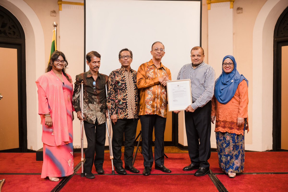 NMASriLanka's tweet photo. The NMA felicitated businessman and civil society leader, Afzal Marikar, for his service to #SL and the Sri Lankan #Muslim Community during #COVID19. He was presented with ‘Declarations of Appreciation’ from the NMA and @Bohras_FarEast, Malays and Memons respectively. #lka #news https://t.co/mqk9phCnD8