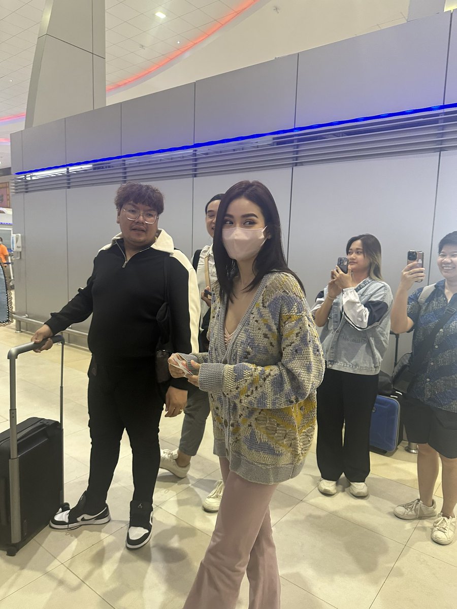 Ching81680415's tweet photo. Finally I  met U PFa  🎉🎉🎉
Today is the happiest Day For me ❤️🧸
You are my Queen 
Love U PFa and PChar 💕💕
@EWaraha  @itscharlotty 
#Englot https://t.co/jBHPs1UeZL