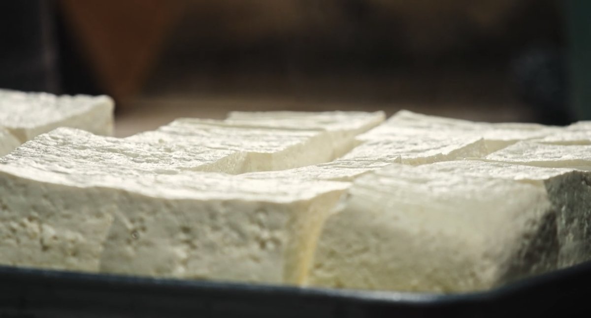 ❝ a simple sentence, 𝘣𝘳𝘦𝘢𝘬𝘧𝘢𝘴𝘵 𝘢𝘷𝘢𝘪𝘭𝘢𝘣𝘭𝘦 but the time, efforts, and history that owners have put into here must be not that simple.

i’m starting to wonder what a meal—served by someone who makes a living by preparing someone else’s breakfast—would be like. ❞